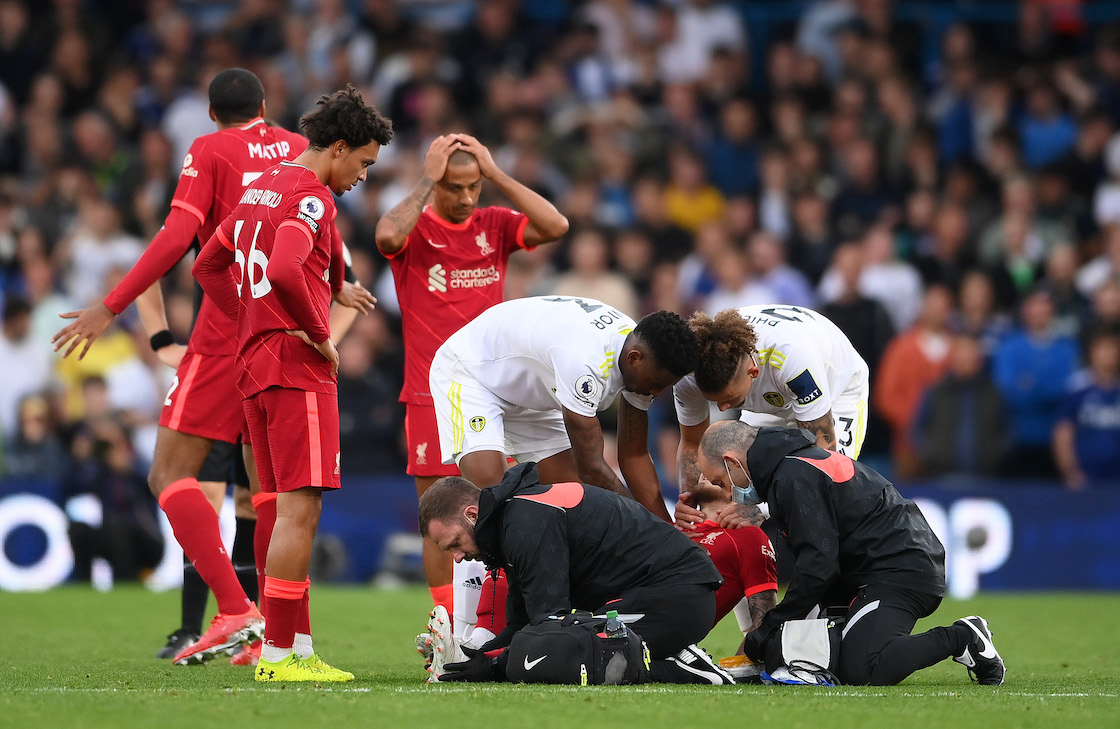 El noble gesto de Harvey Elliot con un aficionado en el hospital tras su aparatosa lesión en el Liverpool vs Leeds