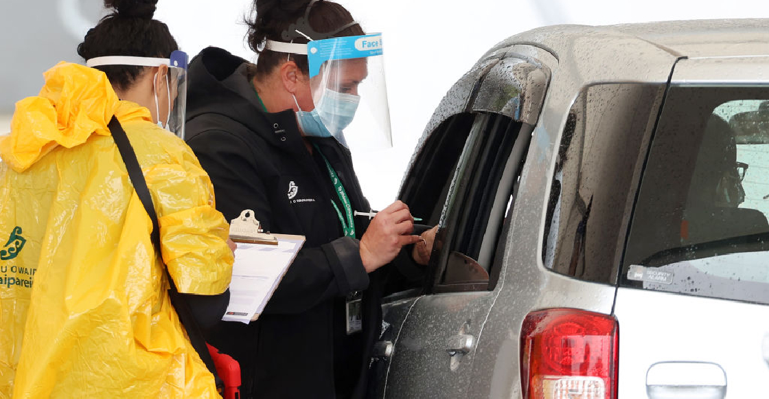 Un tipo golpeó a la enfermera que vacunó a su esposa porque "él no le había dado permiso"