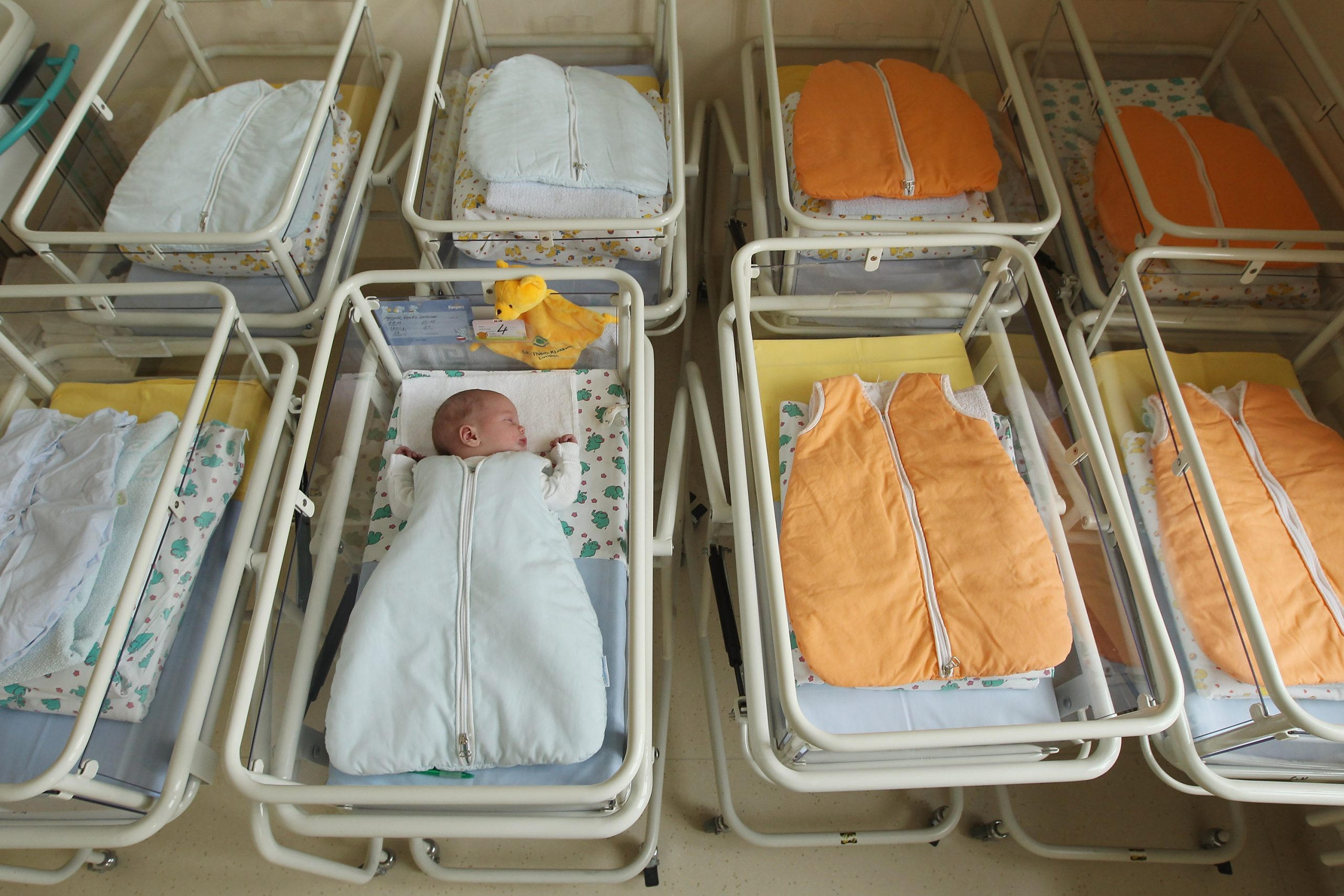 Hospital cambió por error a dos bebés y se dan cuenta 19 años después