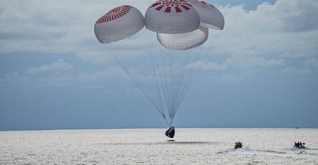Inspiration4 regresa a la tierra y SpaceX completa su viaje espacial con puro turista