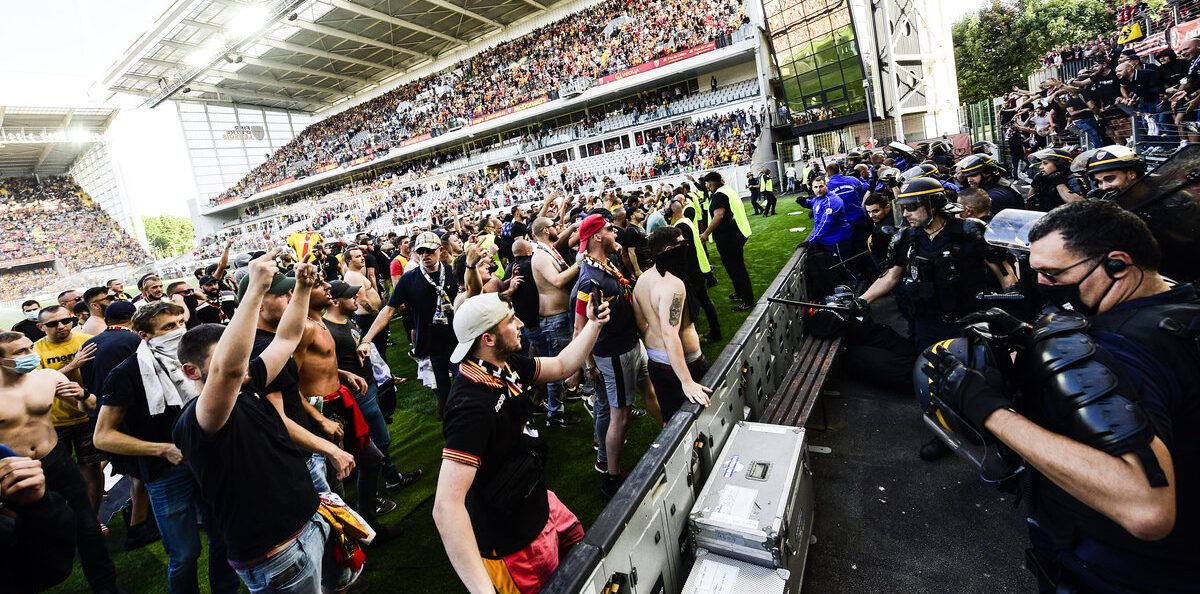 Otra vez: Ultras del Lens invadieron su cancha para enfrentar a los del Lille en la Ligue 1