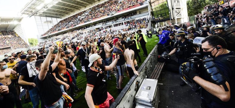 Otra vez: Ultras del Lens invadieron su cancha para enfrentar a los del Lille en la Ligue 1