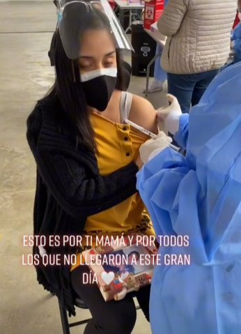 Joven llora al vacunarse mientras abraza la foto de su mamá, quien murió por COVID-19