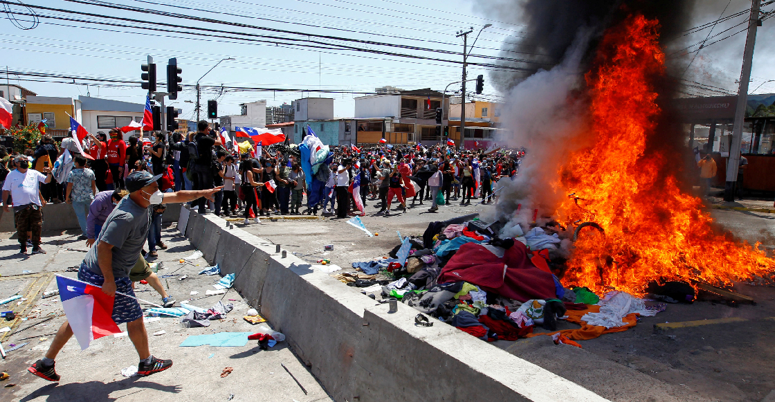 Manifestantes queman pertenencias de migrantes venezolanos en Chile
