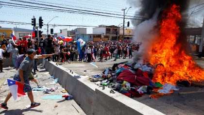 Manifestantes queman pertenencias de migrantes venezolanos en Chile