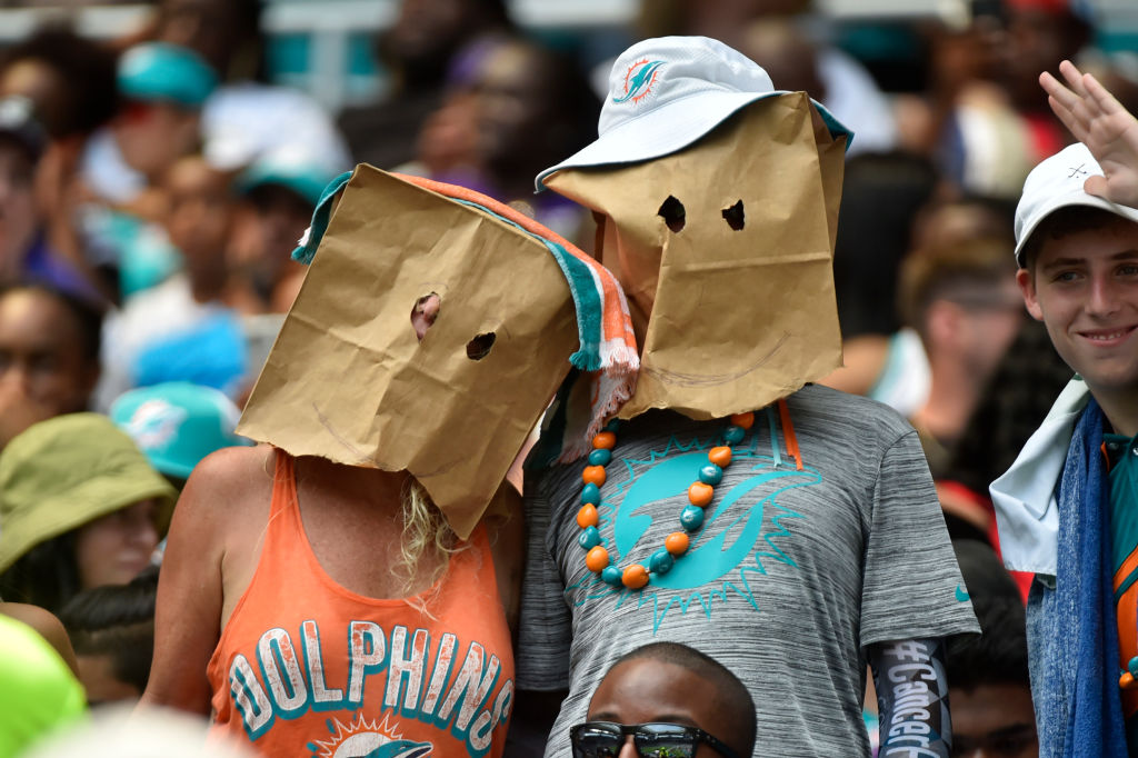 Miami Dolphins fans con bolsas en la cabeza