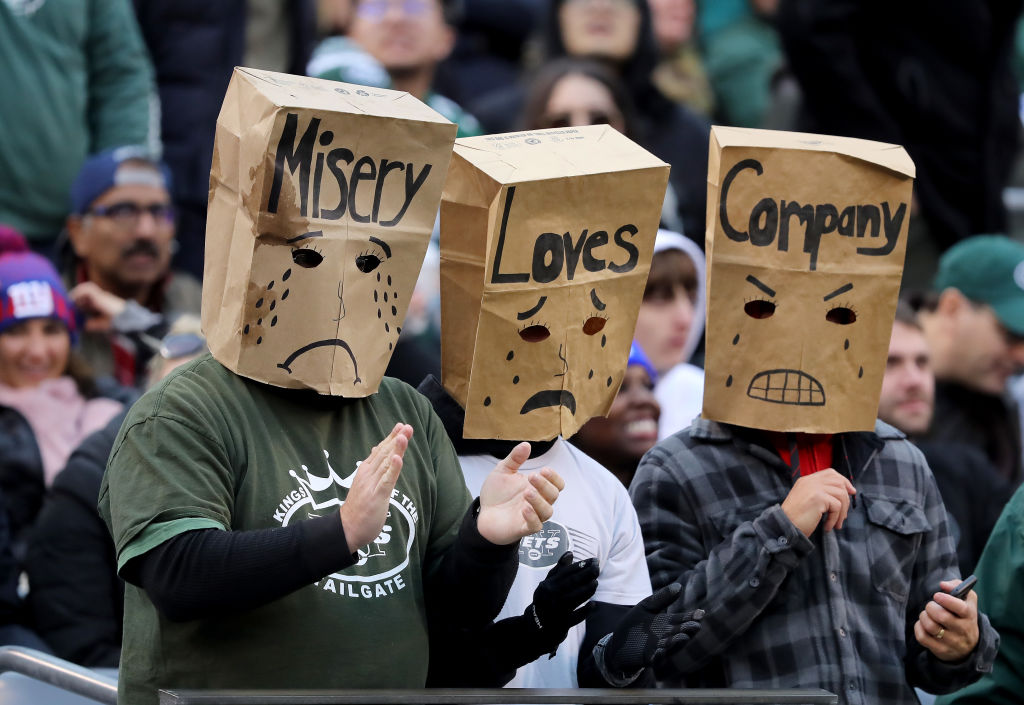 NY Jets fans con bolsas de cartón en la cabeza