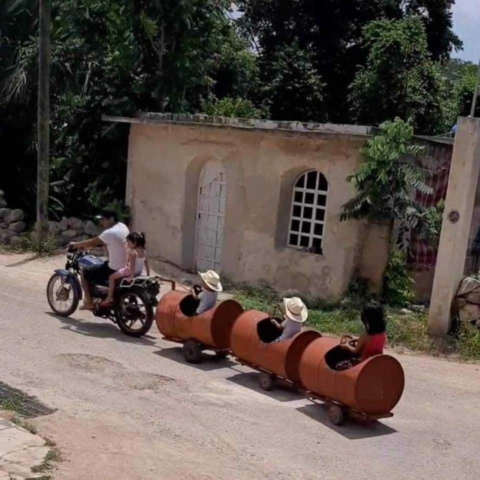 Papá construye un tren con barriles para jugar con sus hijos y se hace viral