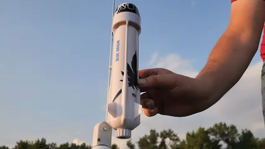 Esta réplica a escala de la nave espacial ‘New Shepard’ es todo lo que necesitas