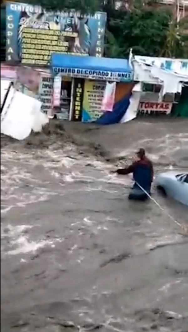  rescate-bebe-ecatepec-lluvias