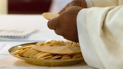 Detienen a un sacerdote por gastarse las limosnas en drogas y orgías
