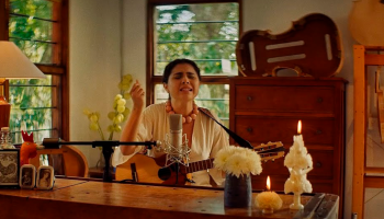 Silvana Estrada estrena su sesión en Tiny Desk Concerts grabada en el taller de sus papás