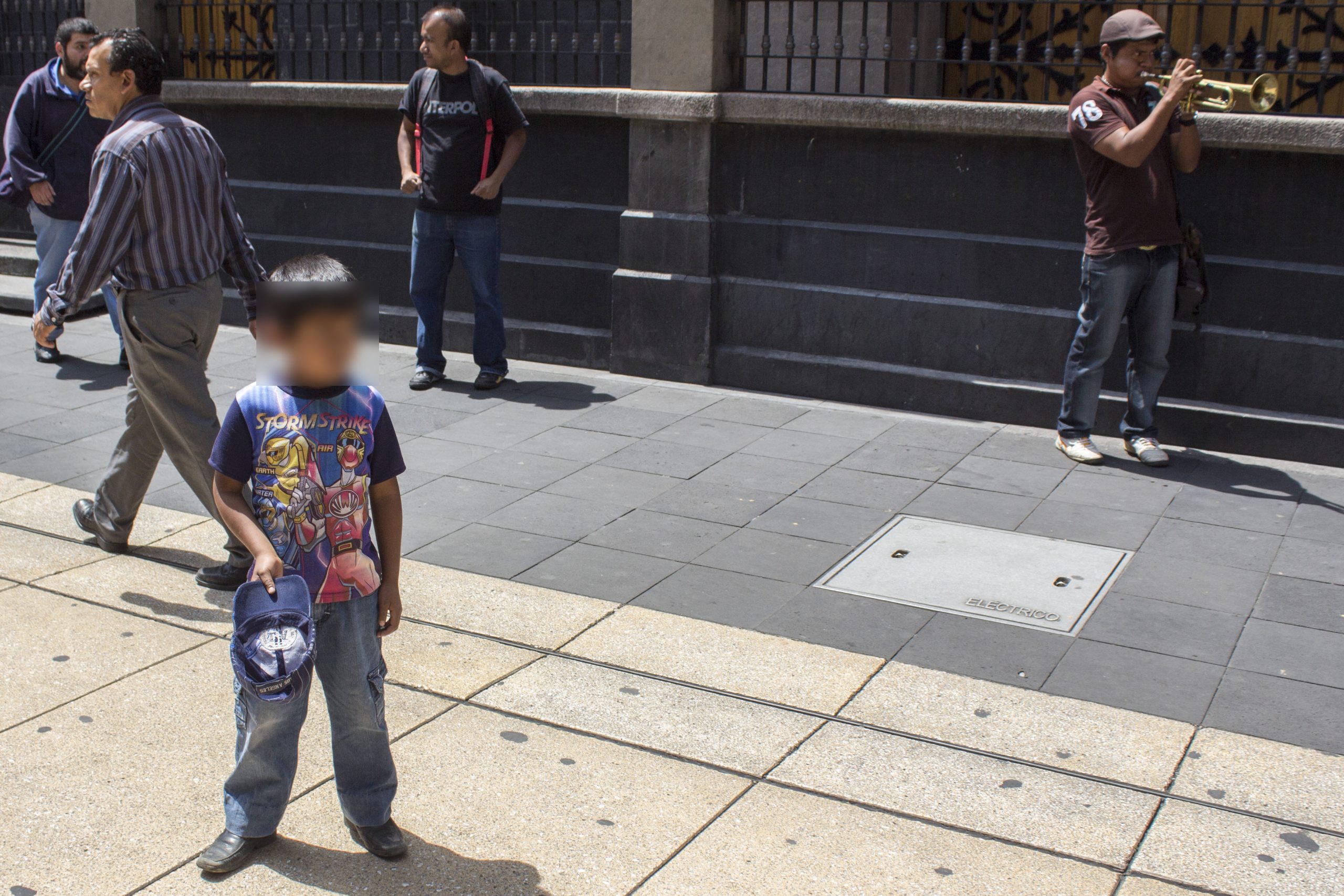 sujeto obligaba a su hijo a fingir que era centroamericano para pedir limosna