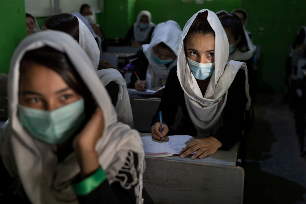 El Talibán permitirá que las mujeres estudien en Afganistán... separadas de los hombres