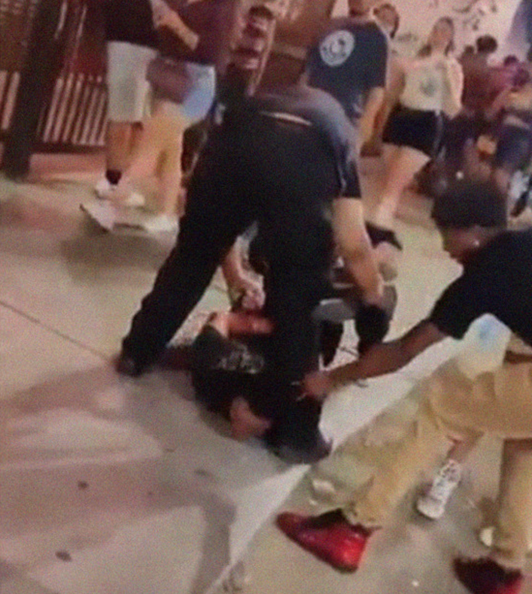 Gandallismo nivel: Pareja intenta robar cadena de oro a hombre que es sometido por policías