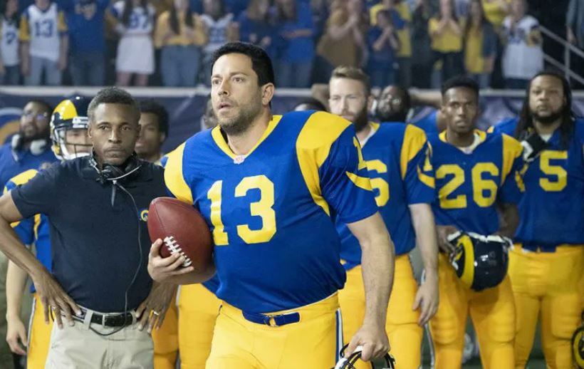 Zachary Levi como Kurt Warner, QB de los Rams