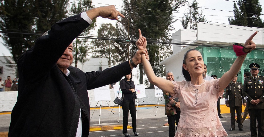 CIUDAD DE MÉXICO, 29SEPTIEMBRE2021.- Andrés Manuel López Obrador, Presidente de México, le alza la mano a Claudia Sheinbaum, Jefa de Gobierno, al finalizar la inauguración del Banco del Bienestar en Tláhuac. 