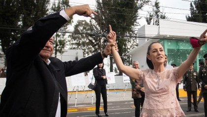 CIUDAD DE MÉXICO, 29SEPTIEMBRE2021.- Andrés Manuel López Obrador, Presidente de México, le alza la mano a Claudia Sheinbaum, Jefa de Gobierno, al finalizar la inauguración del Banco del Bienestar en Tláhuac.