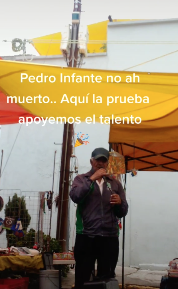 ¡Hay talento! Abuelito canta como Pedro Infante en tianguis de la CDMX y se hace viral 