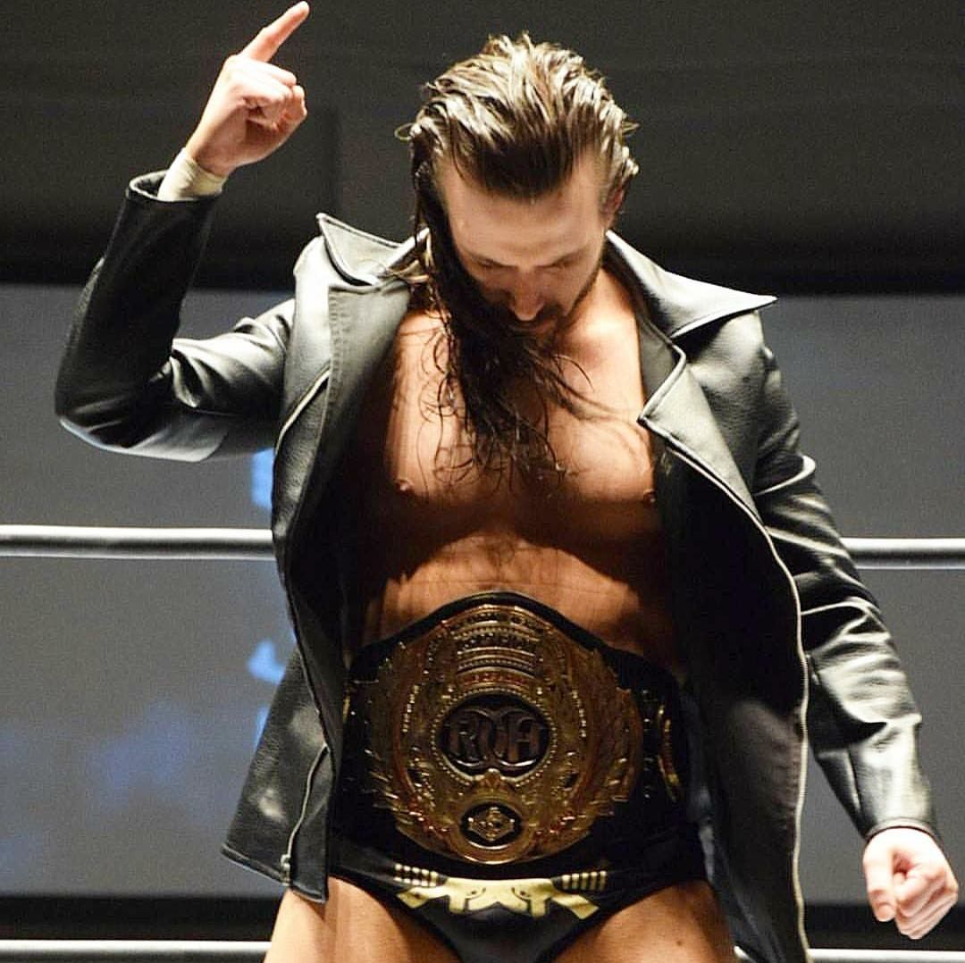 Adam Cole como campeón mundial de Ring of Honor