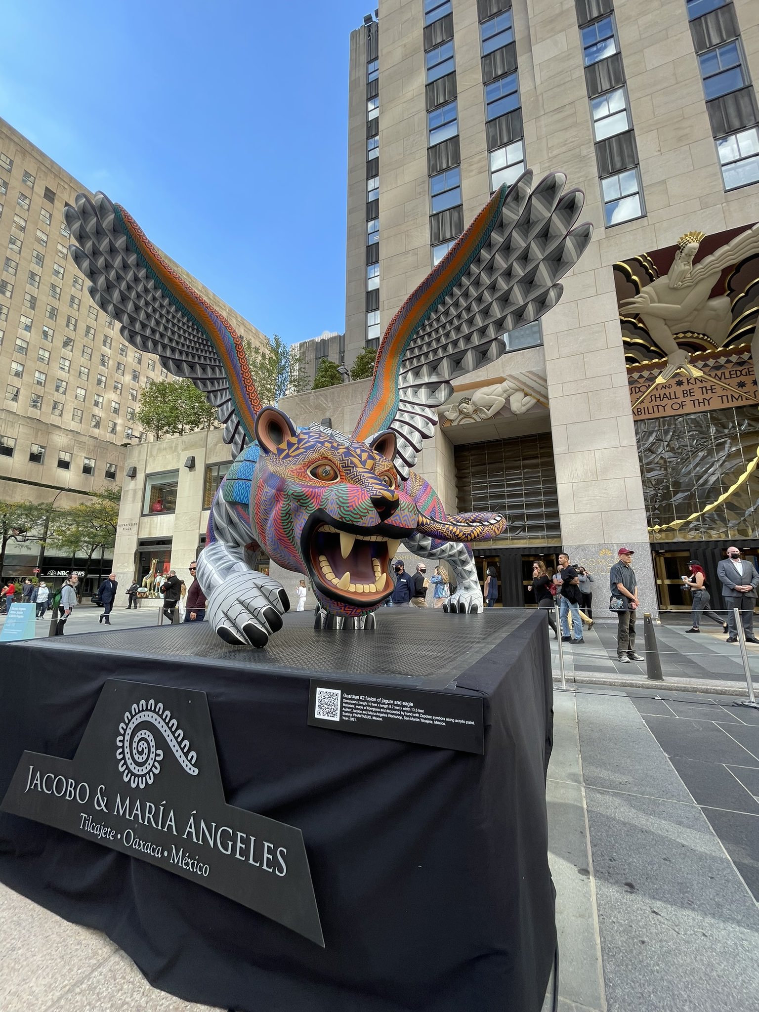 Colocan alebrijes gigantes de artesanos oaxaqueños en el Rockefeller Center de NY