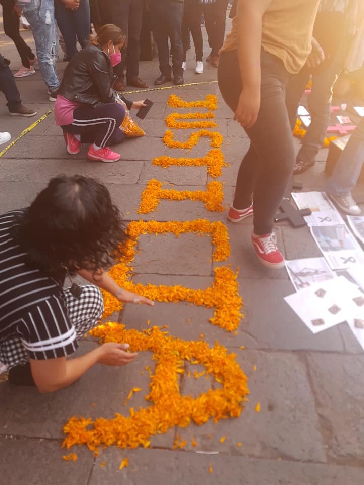 Colocan en Puebla una "Anti Ofrenda" de Día de Muertos por los feminicidios y desapariciones