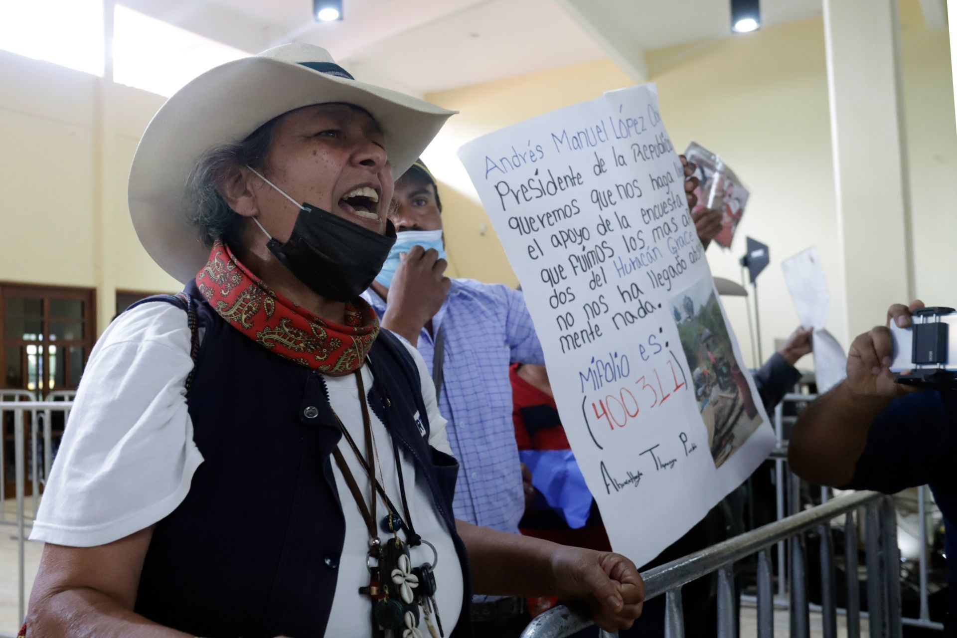 Traz: Damnificados por huracán Grace dan portazo durante evento de AMLO en Puebla