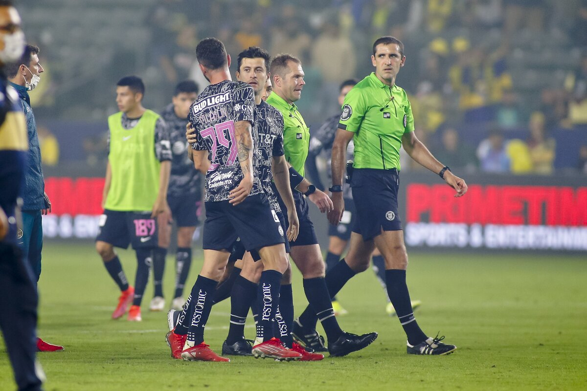 ¿Qué le dijo? Lo que sabemos sobre los comentarios racistas de un árbitro a Miguel Layún en el América vs Pumas