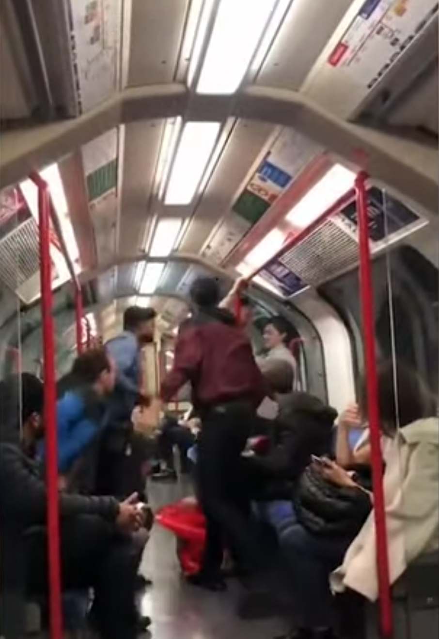 ¡Ándele! Agrede a joven asiática en el metro de Londres y pasajeros lo golpean