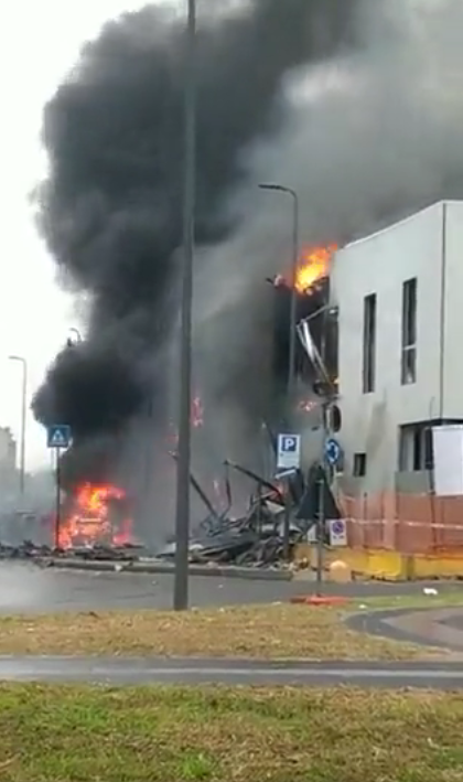 Avión privado chocó contra un edificio y se reportan 8 muertos