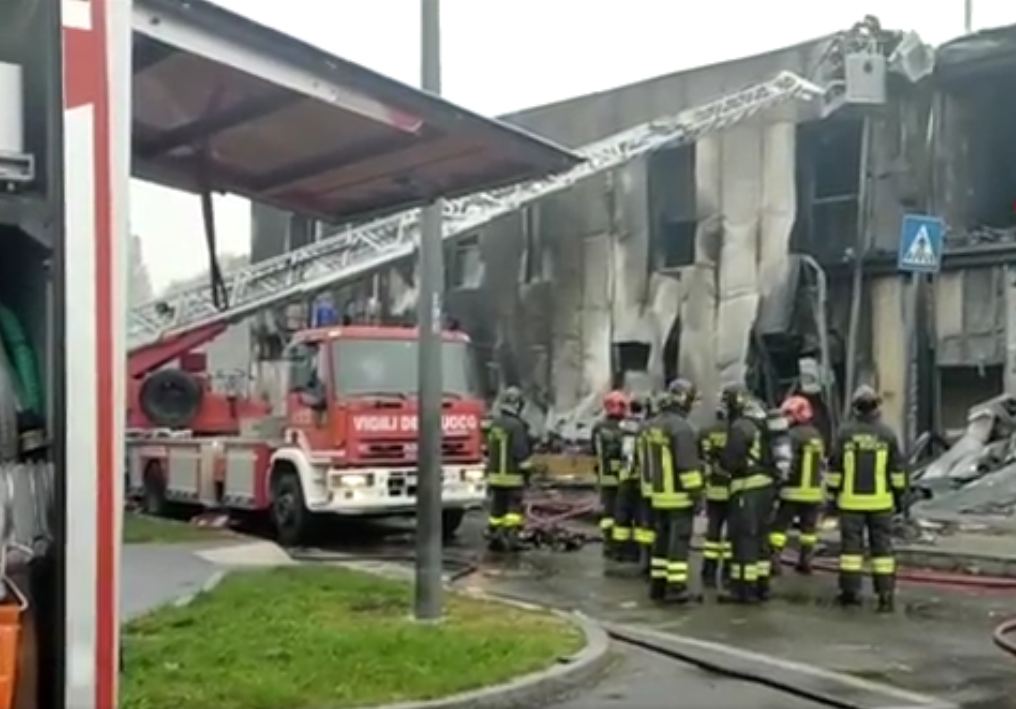 Avión privado chocó contra un edificio y se reportan 8 muertos