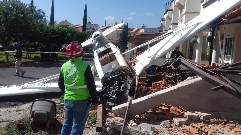 Una avioneta se desplomó en una zona habitacional allá en Celaya