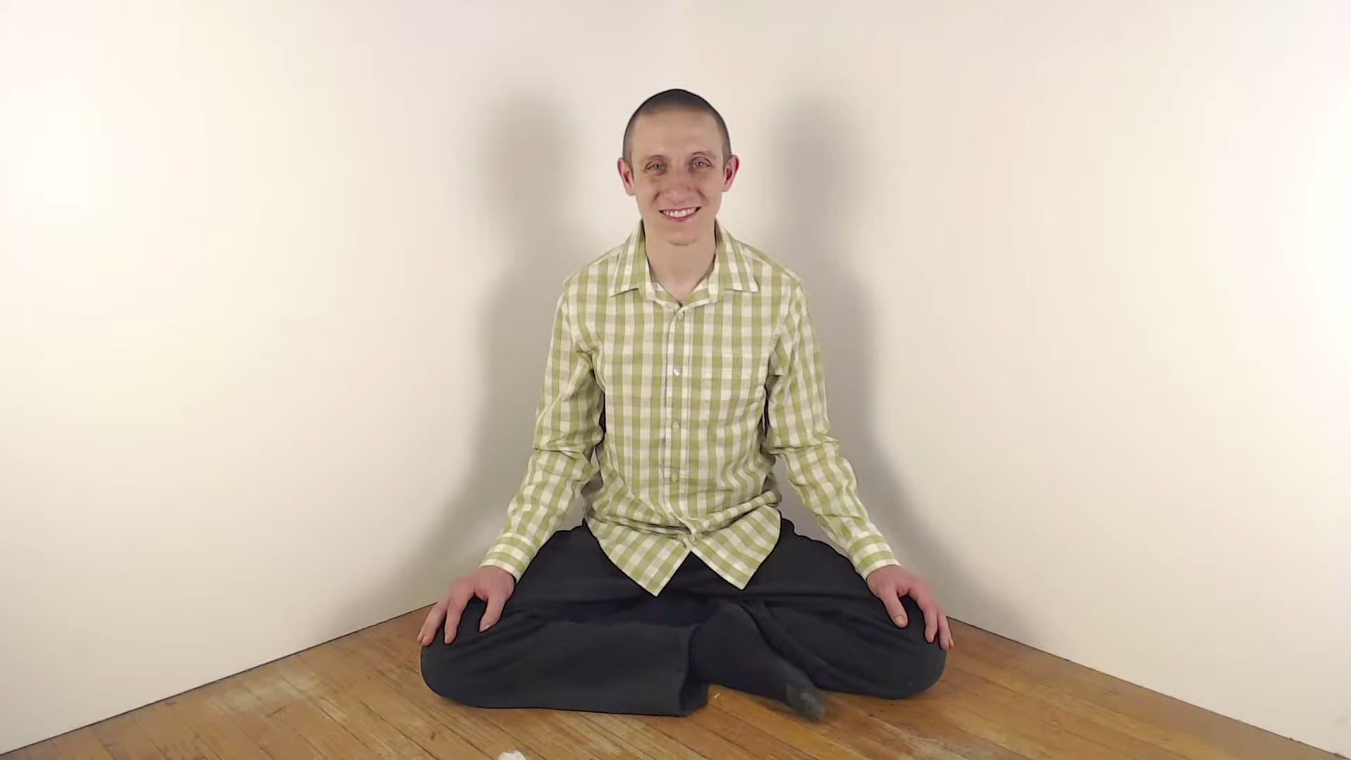 El perturbador caso de Benjamin Bennett, el hombre que sólo se graba sentado y sonriendo