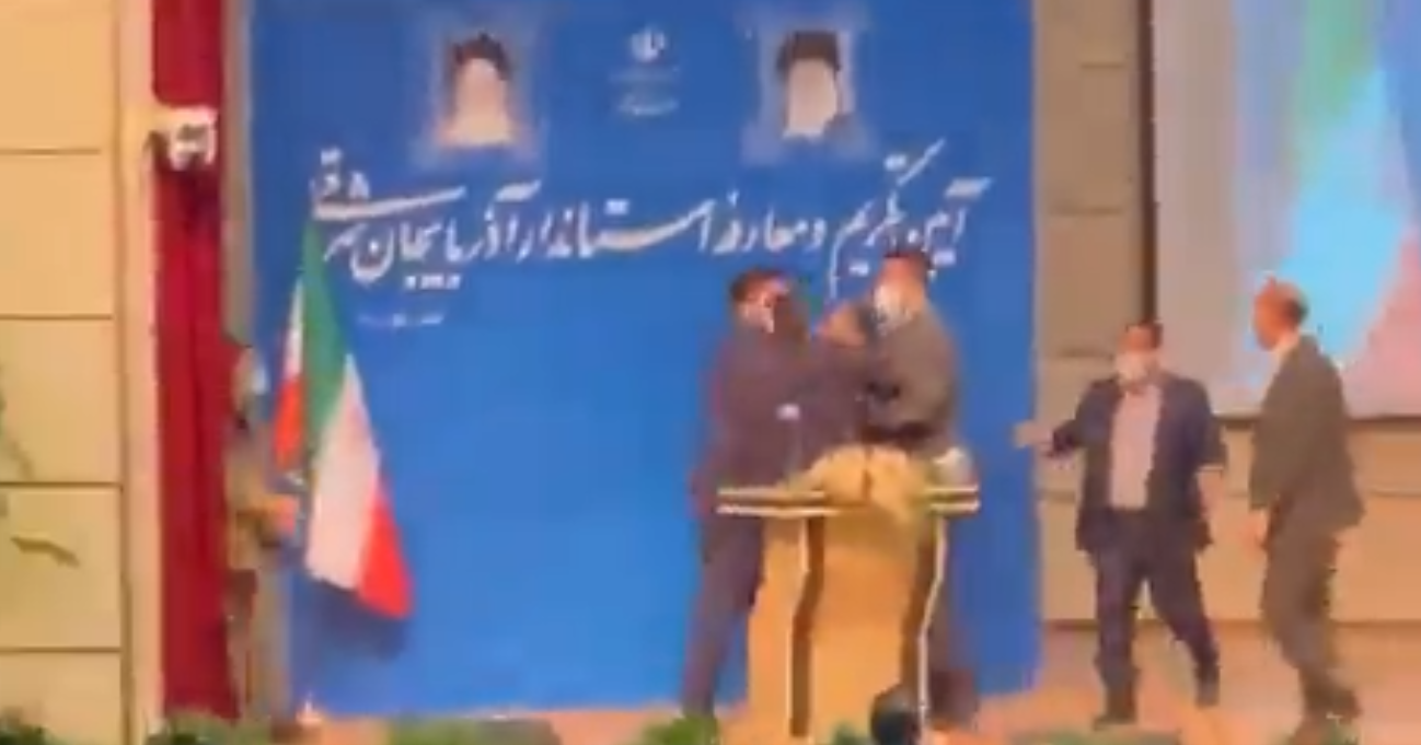 Un gobernador de Irán fue abofeteado en plena toma de protesta