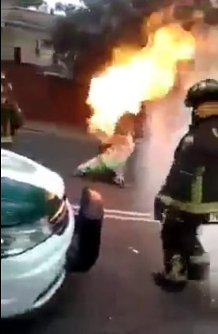 Bombero de CDMX se rifó cargando un tanque de gas en llamas para evitar una explosión