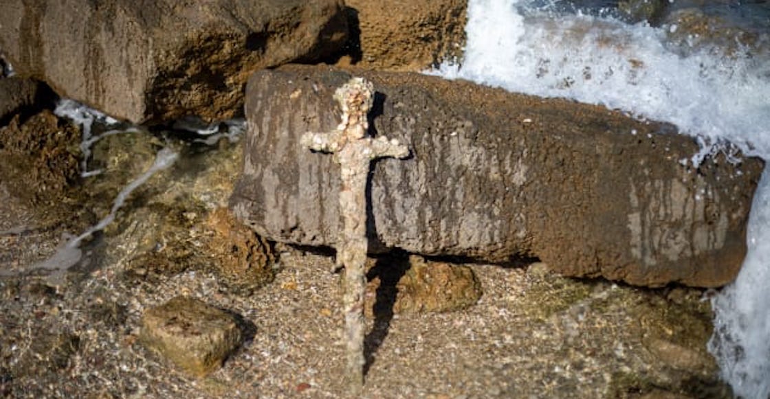 buzo-encuentra-espada-cruzadas-israel