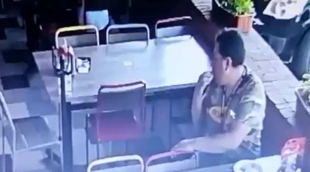 Captan a un tipo robándose el dinero de la cuenta en un restaurante de Jalisco