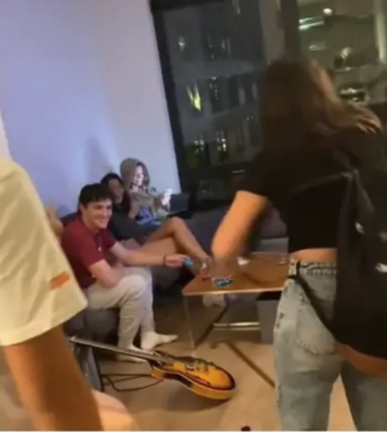 ¿Amiga date cuenta? El drama del 'chico del sofá' que ha causado en TikTok