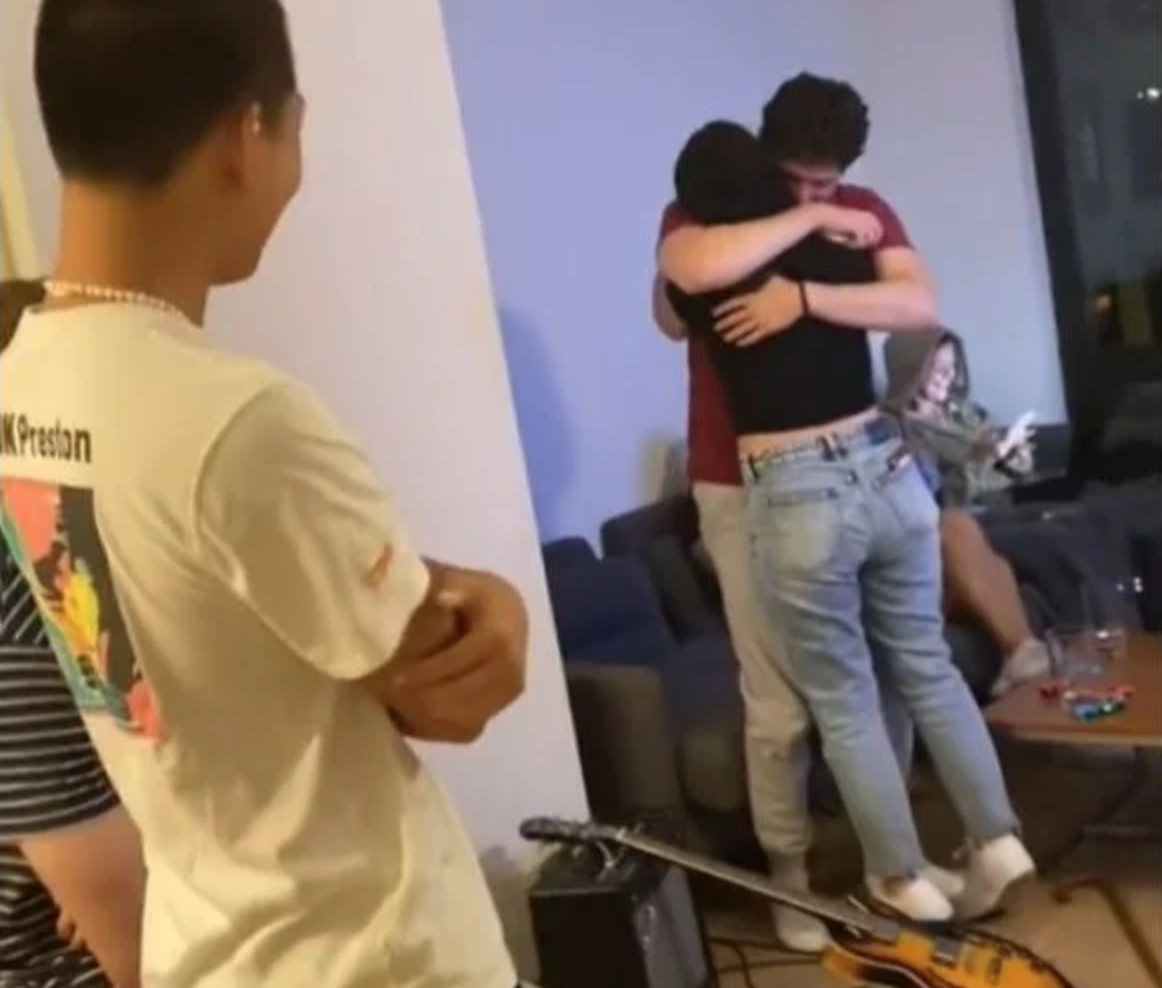 ¿Amiga date cuenta? El drama del 'chico del sofá' que ha causado en TikTok