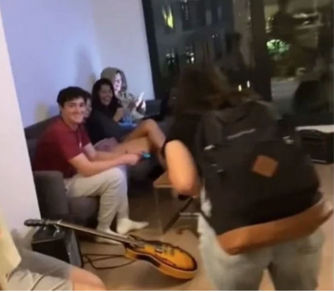 ¿Amiga date cuenta? El drama del 'chico del sofá' que ha causado en TikTok