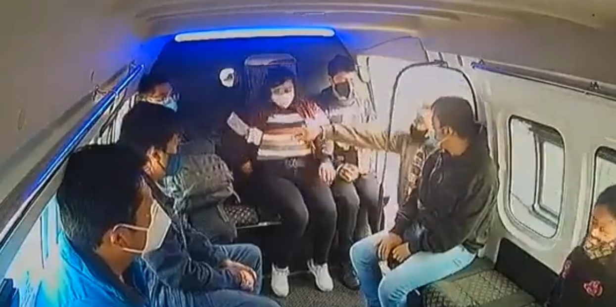 Chofer y pasajeros se unen y evitan un asalto en combi de Naucalpan