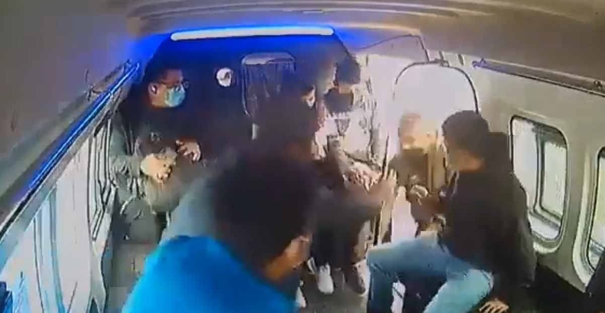 Chofer y pasajeros se unen y evitan un asalto en combi de Naucalpan