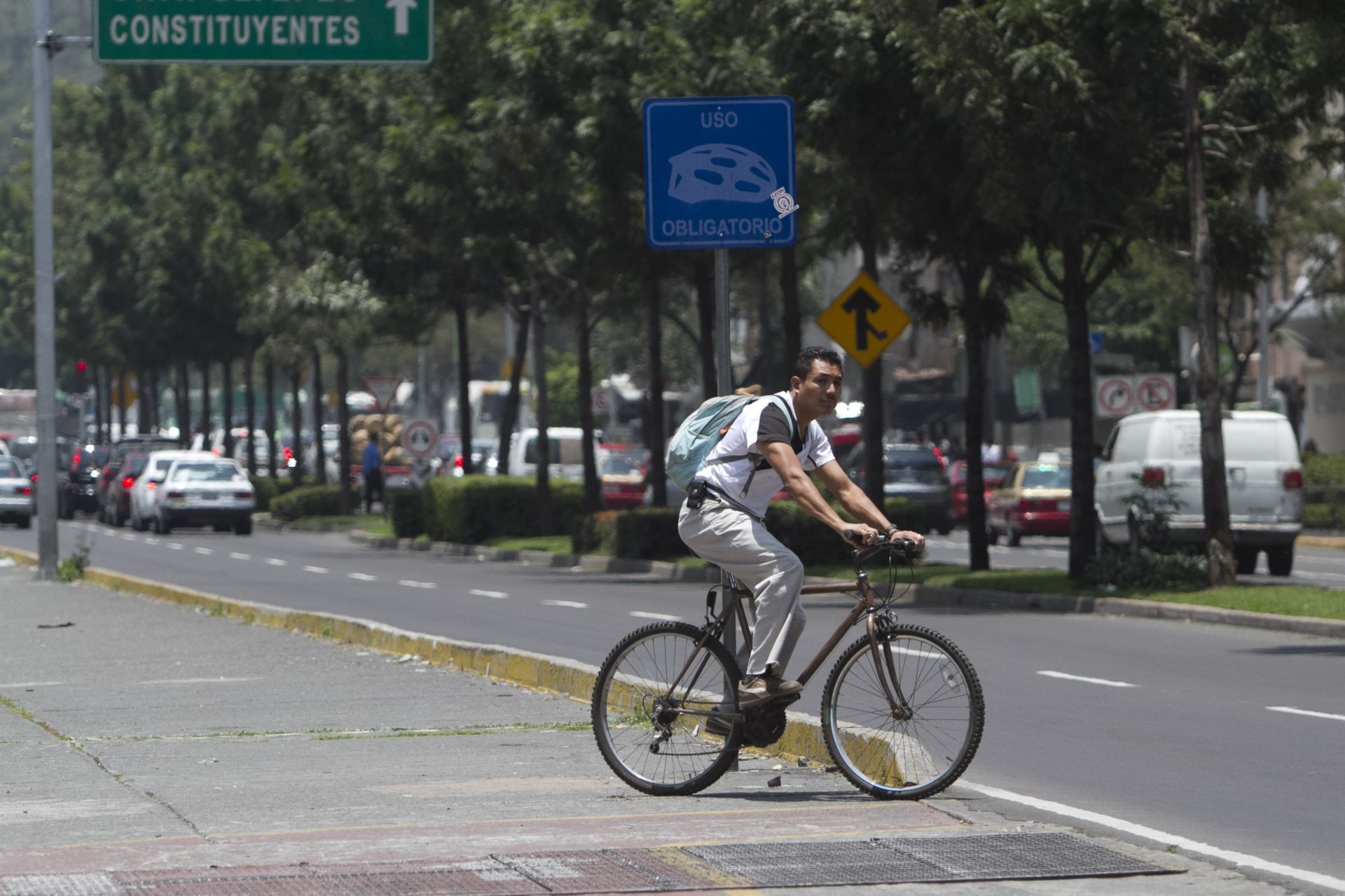 Su némesis: Habitantes de Puebla quitan ciclovías porque la calle "es sólo para coches" 