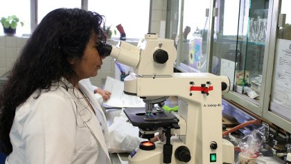 cientifica-mujer-ciencia-laboratorio