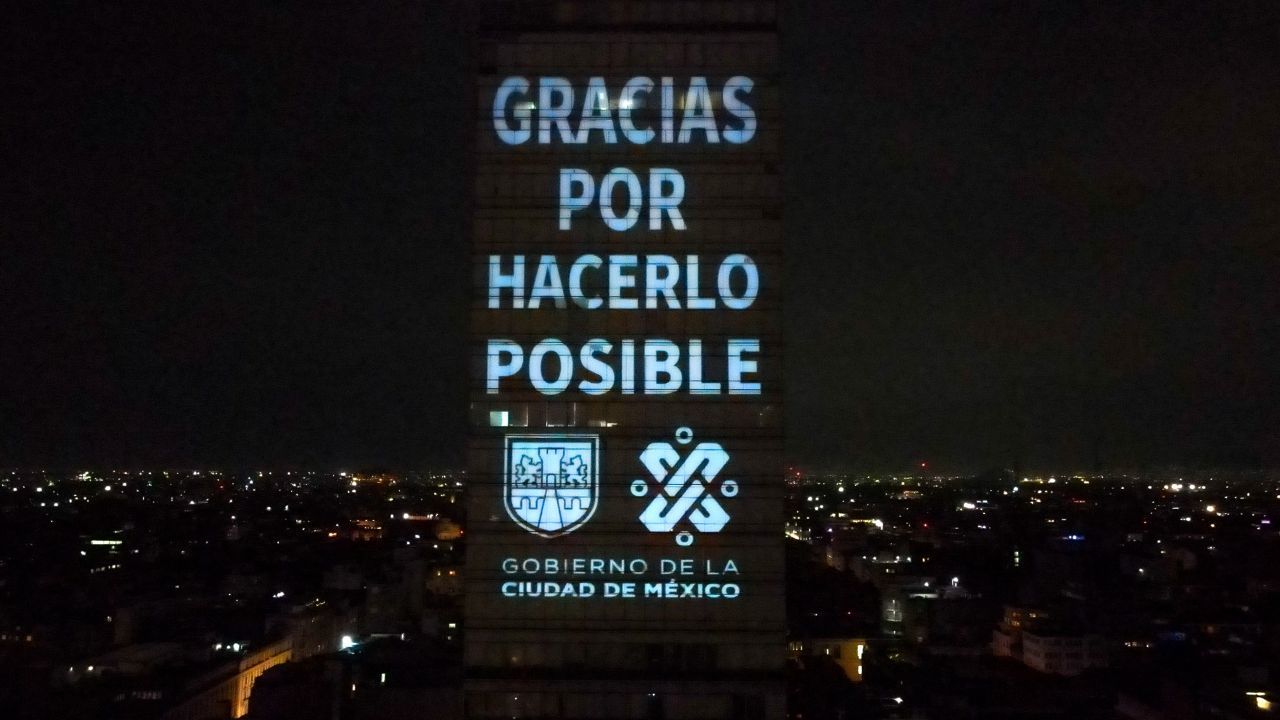Así se iluminaron edificios y monumentos de CDMX por el éxito en la vacunación