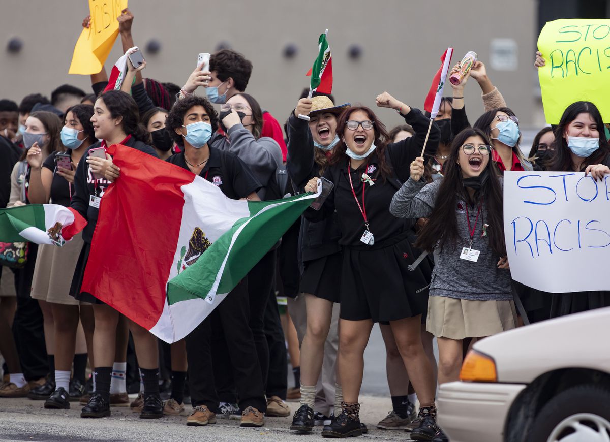 Chale: Denuncian racismo contra estudiantes mexicanos que escuchaban "Payaso de rodeo"