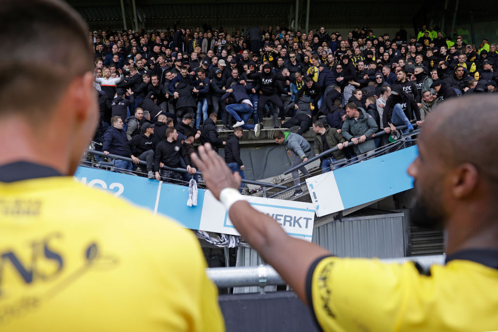 Menos mal: Reportan saldo blanco tras el desplome de una grada en el Goffertstadion de la Eredivisie
