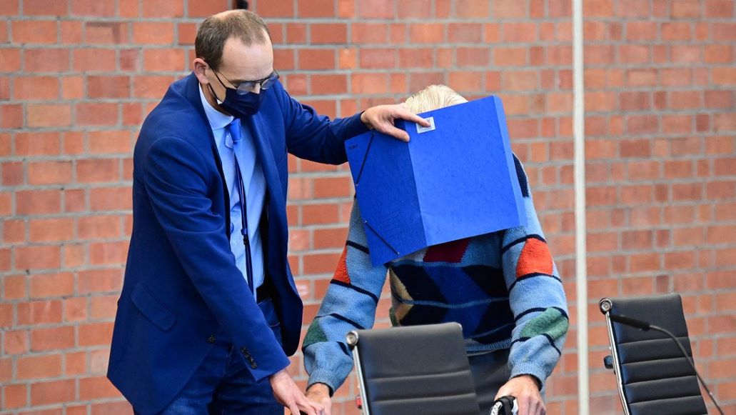 Un ex guardia nazi de 100 años de edad, es juzgado por la muerte de tres mil personas durante el Holocausto