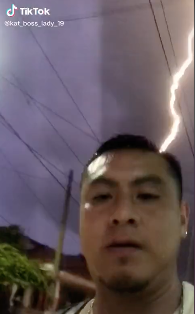 Y en México: Hombre graba momento exacto en el que casi le cae un rayo