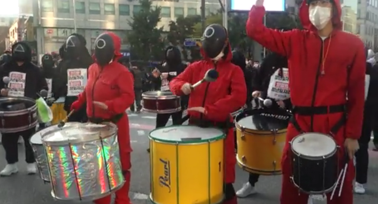 Trabajadores de Corea usaron trajes de ‘El Juego del Calamar’ en una huelga